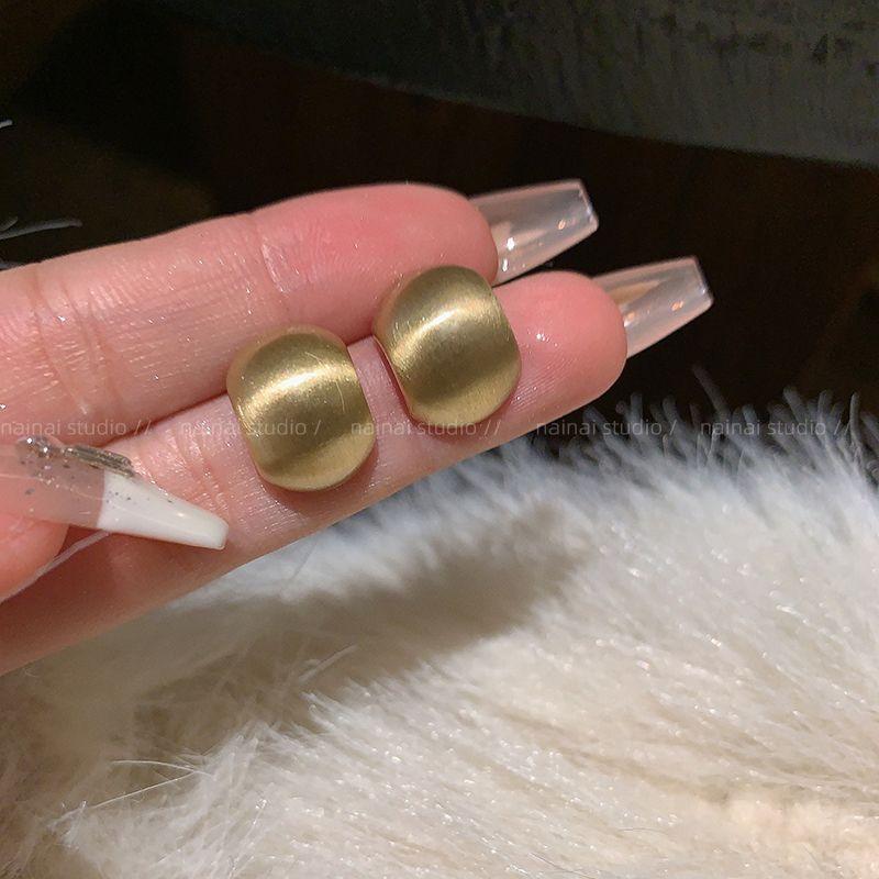 Accessible Luxury Matte Arc Frosted Niche Style Design Ear Studs
Accessible Luxury Matte Arc Frosted Niche Style Design Ear Studs