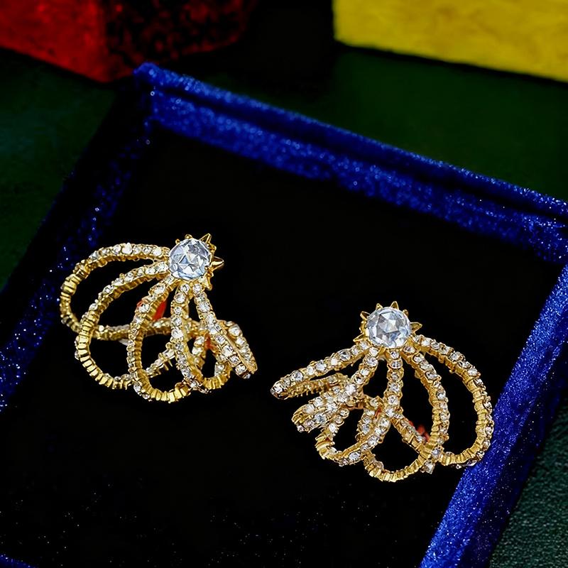 Huitan Gorgeous Claw Design Stud Earrings Full Paved Cubic Zirconia Gold Color Sparkling Women s Earrings Wedding Party Zircon
Huitan Gorgeous Claw Design Stud Earrings Full Paved Cubic Zirconia Gold Color Sparkling Women s Earrings Wedding Party Zircon