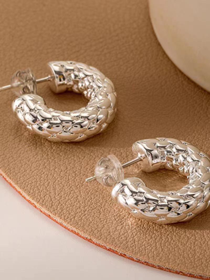 Элегантные серьги C-образной формы с узором змеиной кожи: Роскошный, Универсальный и Стильный серебряный
Элегантные серьги C-образной формы с узором змеиной кожи: Роскошный, Универсальный и Стильный серебряный