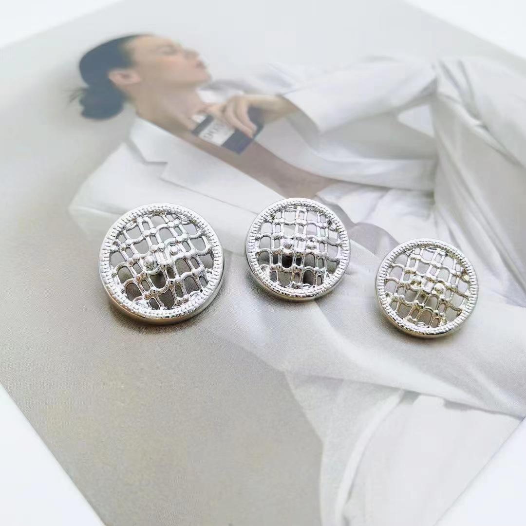 10 шт., полые металлические пуговицы, черные, серебристые, золотые пуговицы, круглые декоративные пуговицы для одежды, аксессуары для шитья, поделки своими руками 18mm10pcs
10 шт., полые металлические пуговицы, черные, серебристые, золотые пуговицы, круглые декоративные пуговицы для одежды, аксессуары для шитья, поделки своими руками 18mm10pcs