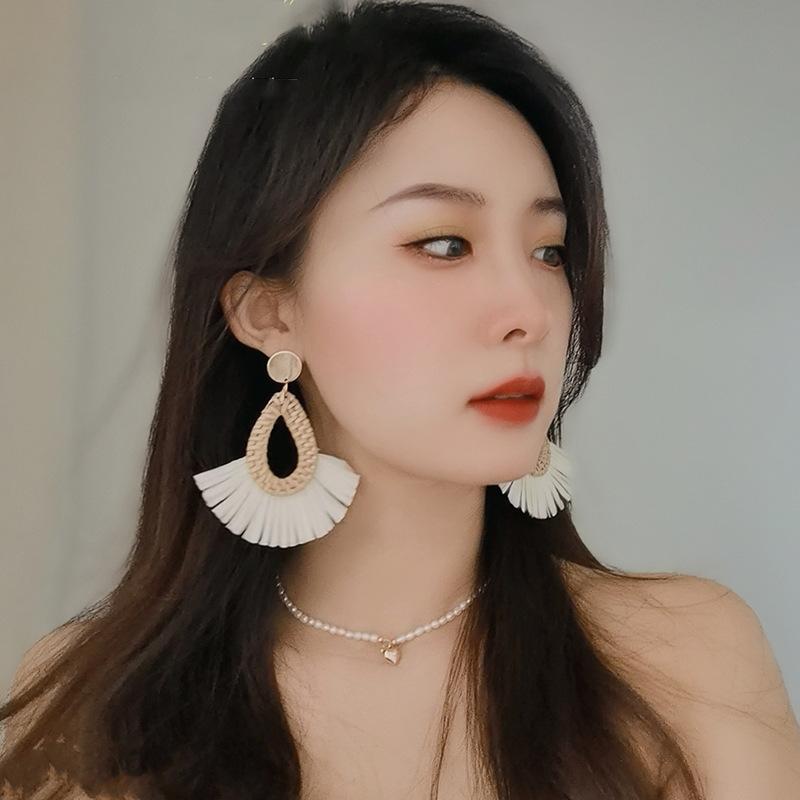 Holiday style hand-woven raffia earrings, bohemian earpins, earrings, niche retro high-end earrings.
Holiday style hand-woven raffia earrings, bohemian earpins, earrings, niche retro high-end earrings.