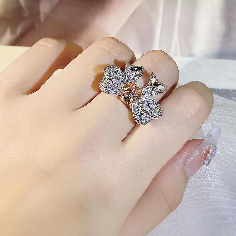 Элегантное кольцо с трехмерным бантом, медное кольцо с микроинкрустацией бриллиантами и цирконами, коктейльная вечеринка, свадебное украшение resizable
Элегантное кольцо с трехмерным бантом, медное кольцо с микроинкрустацией бриллиантами и цирконами, коктейльная вечеринка, свадебное украшение resizable