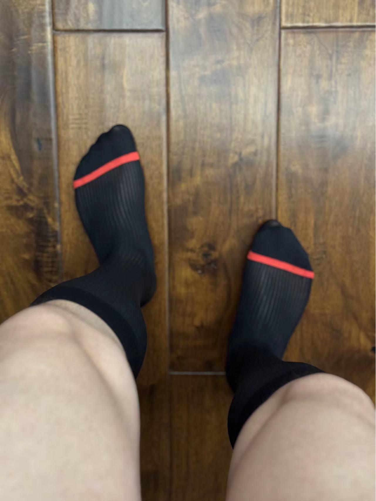 Мужские нейлоновые гольфы средней длины Zhou с красными и темно-синими полосками One Size, Regular Thickness, Straight-leg, No Heel
Мужские нейлоновые гольфы средней длины Zhou с красными и темно-синими полосками One Size, Regular Thickness, Straight-leg, No Heel