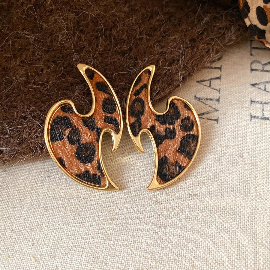Exaggerated hollow geometric rhombus leopard print silver needle stud earrings fashion personality earrings
Exaggerated hollow geometric rhombus leopard print silver needle stud earrings fashion personality earrings