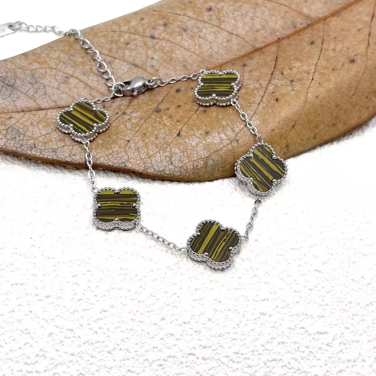 15 мм браслет с четырьмя листьями клевера и пятью цветами, высококачественный браслет из титановой стали, модное универсальное украшение с четырьмя листьями клевера на удачу 13mm жёлтый
15 мм браслет с четырьмя листьями клевера и пятью цветами, высококачественный браслет из титановой стали, модное универсальное украшение с четырьмя листьями клевера на удачу 13mm жёлтый