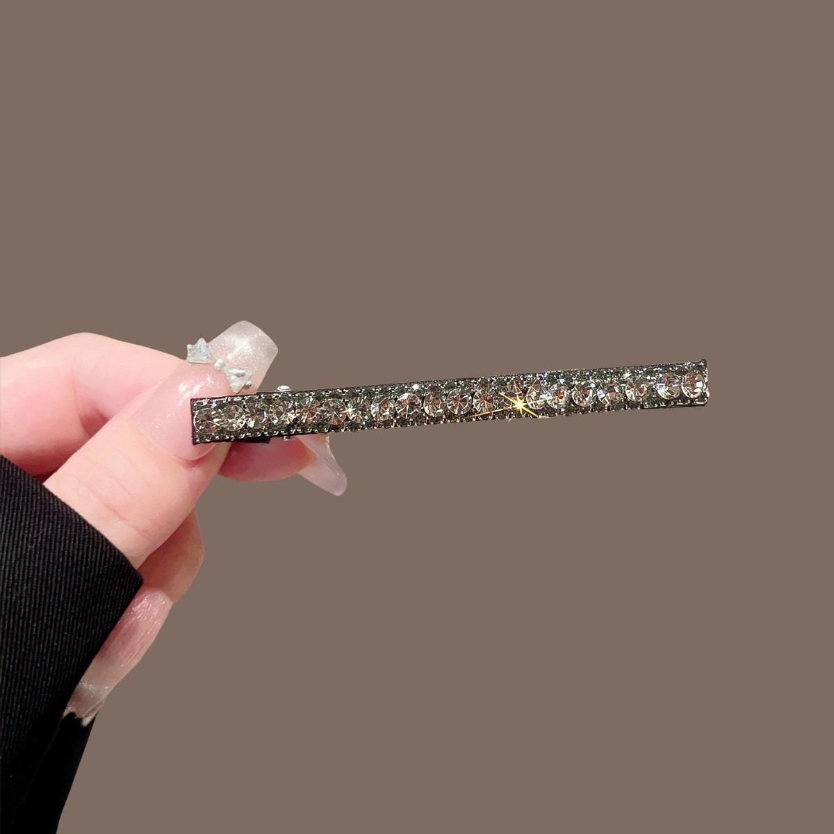 1pc Diamond Long Hair Clip Korean Style Sparkling Diamond Edge Clip Niche Light Luxury High-end Feeling Bangs Broken Hair Clip
1pc Diamond Long Hair Clip Korean Style Sparkling Diamond Edge Clip Niche Light Luxury High-end Feeling Bangs Broken Hair Clip