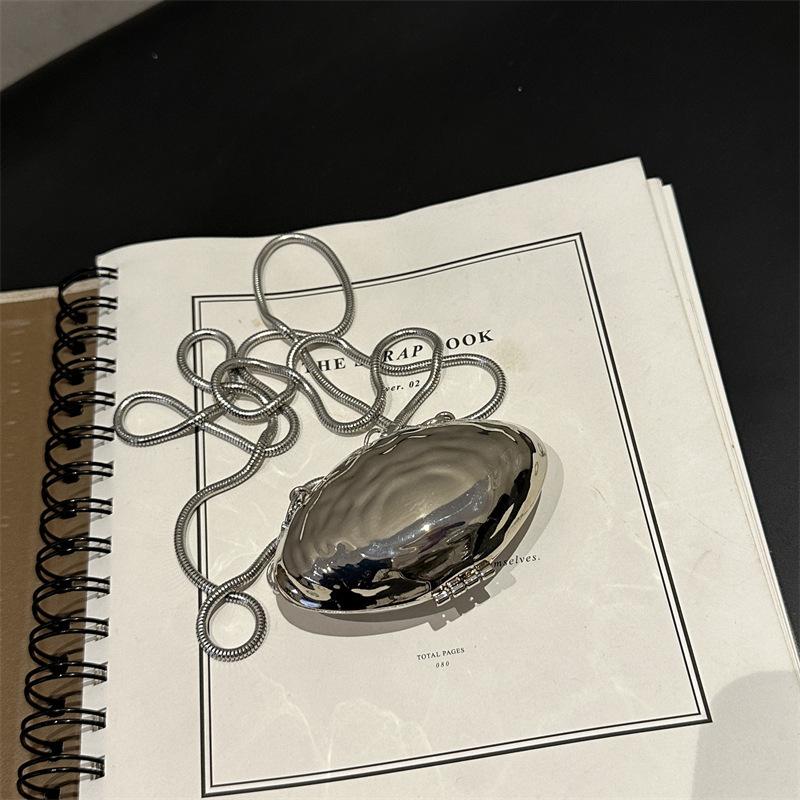 Chain metal silver oblique decorative design small bag trendy shell bag portable back chain European and American style body style niche messenger серебряный
Chain metal silver oblique decorative design small bag trendy shell bag portable back chain European and American style body style niche messenger серебряный