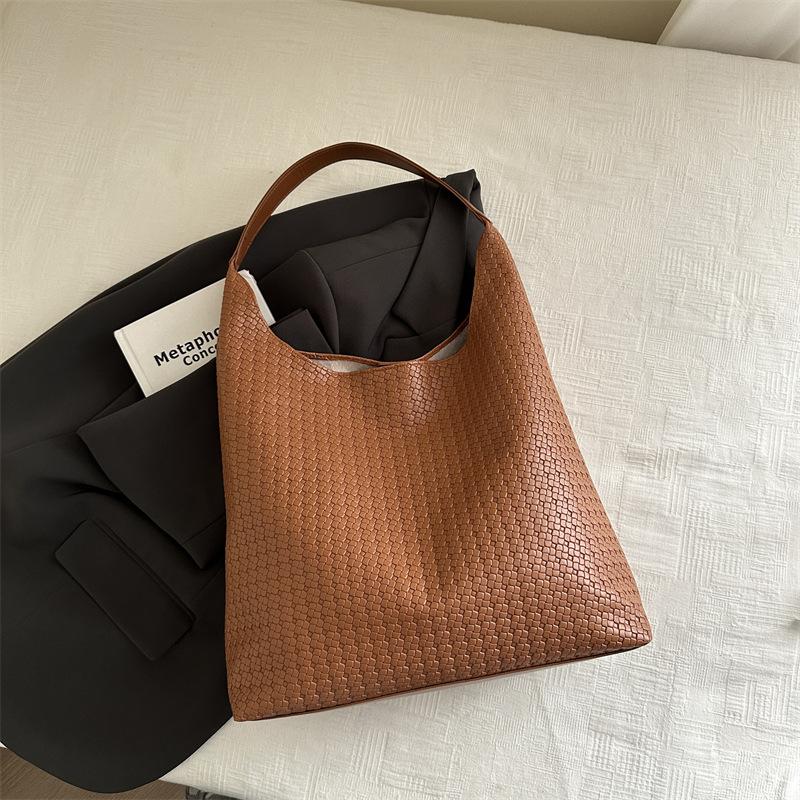 Autumn new personalized fashion trend shoulder tote bag casual niche women s large-capacity bag світло-коричневого кольору
Autumn new personalized fashion trend shoulder tote bag casual niche women s large-capacity bag світло-коричневого кольору