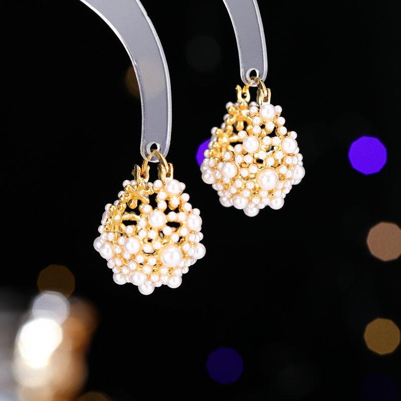 Women s Light Luxury Imitation Pearl Flower Basket Earrings Fashionable and Versatile Unique and Design Sense Earrings
Women s Light Luxury Imitation Pearl Flower Basket Earrings Fashionable and Versatile Unique and Design Sense Earrings