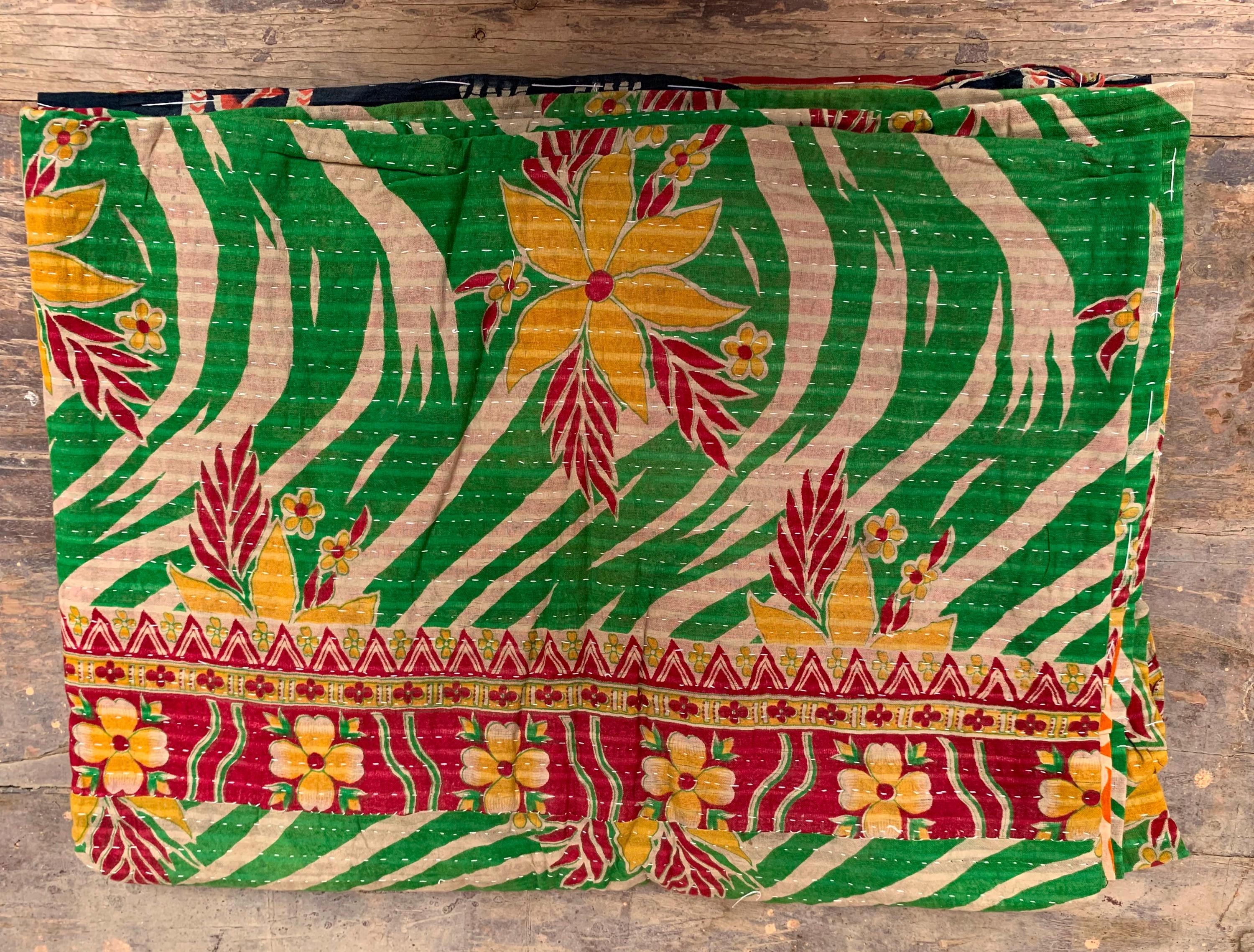 Floral Kantha Quilt: Reversible Boho Upcycled Sari Throw Blanket 80X 50 різнокольоровий
Floral Kantha Quilt: Reversible Boho Upcycled Sari Throw Blanket 80X 50 різнокольоровий