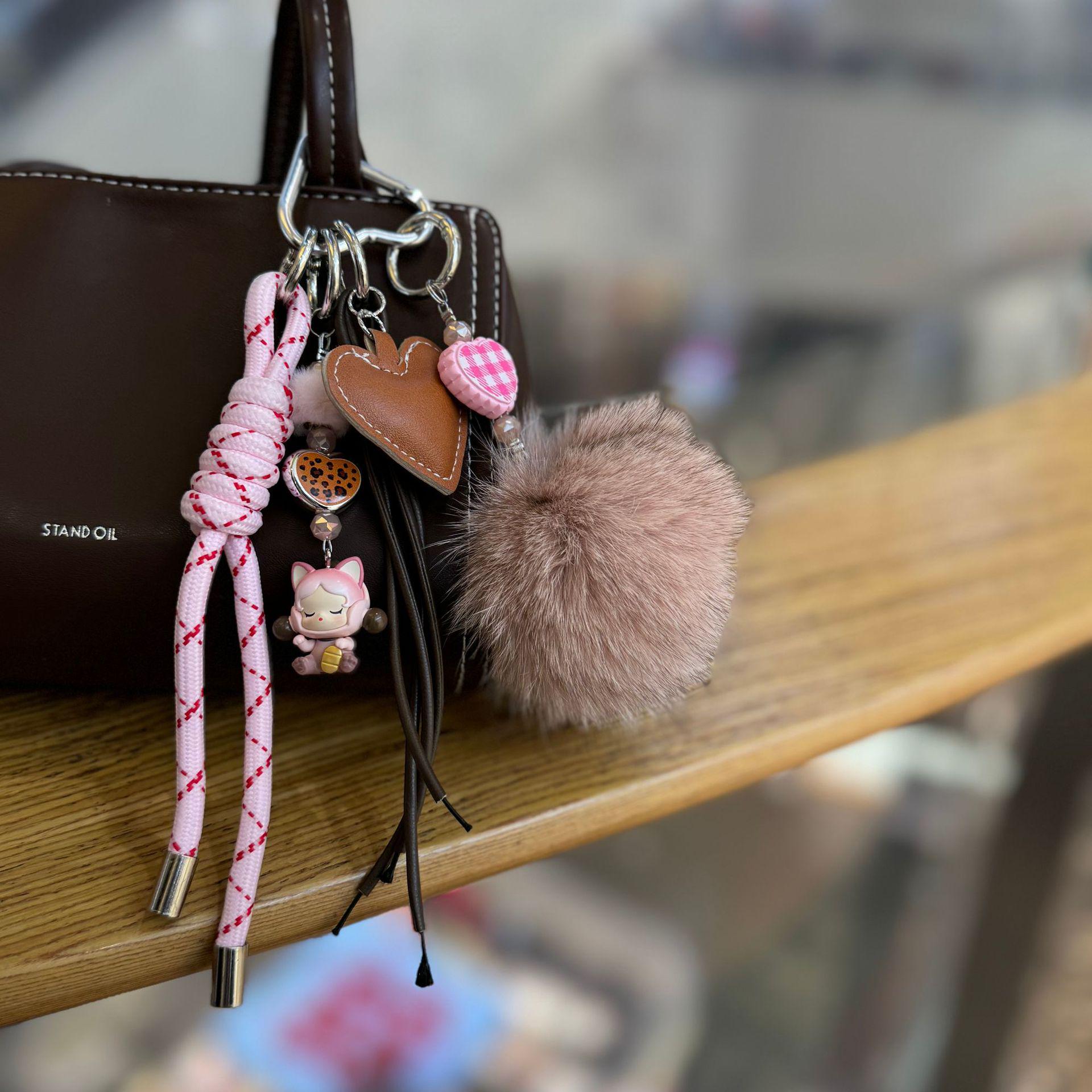 Плюшевий брелок для сумки серії Miu: Милий ляльковий кулон та високоцінний брелок-аксесуар
Плюшевий брелок для сумки серії Miu: Милий ляльковий кулон та високоцінний брелок-аксесуар