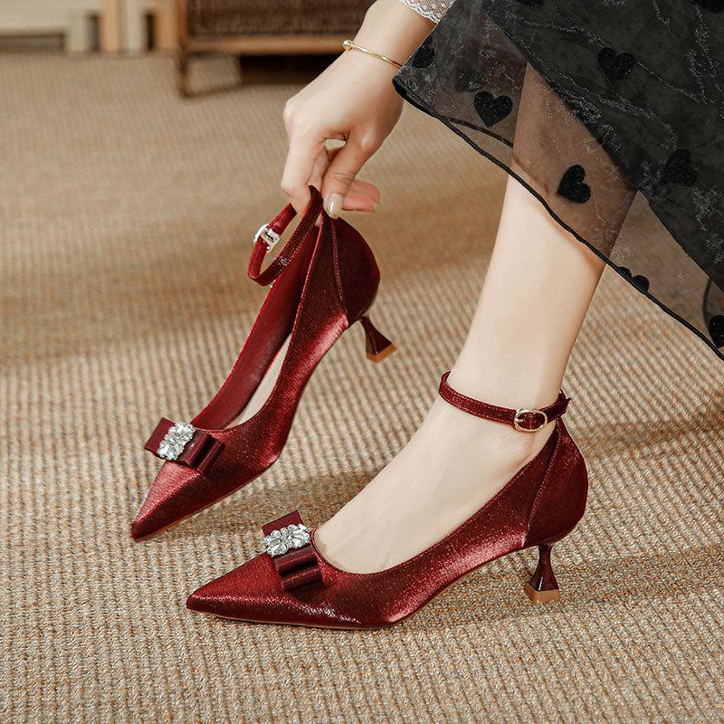 Red wedding shoes Xiuhe wedding dress two wear one word with pointed high heels women s stiletto 2025 new medium heel women s shoes 34
Red wedding shoes Xiuhe wedding dress two wear one word with pointed high heels women s stiletto 2025 new medium heel women s shoes 34