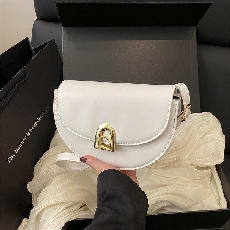 Французский темперамент 2025 новый однотонный большая вместимость модный замок зарубежный стиль кроссбоди седло портативная на плечо женская сумка белый
Французский темперамент 2025 новый однотонный большая вместимость модный замок зарубежный стиль кроссбоди седло портативная на плечо женская сумка белый