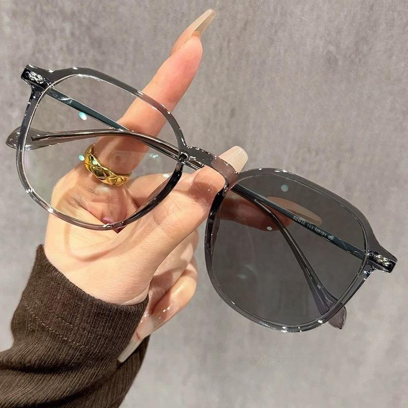 1pc women s fashion glasses, geometric big frame, photochromic gray lenses, slim face effect, stylish & trendy. серый
1pc women s fashion glasses, geometric big frame, photochromic gray lenses, slim face effect, stylish & trendy. серый