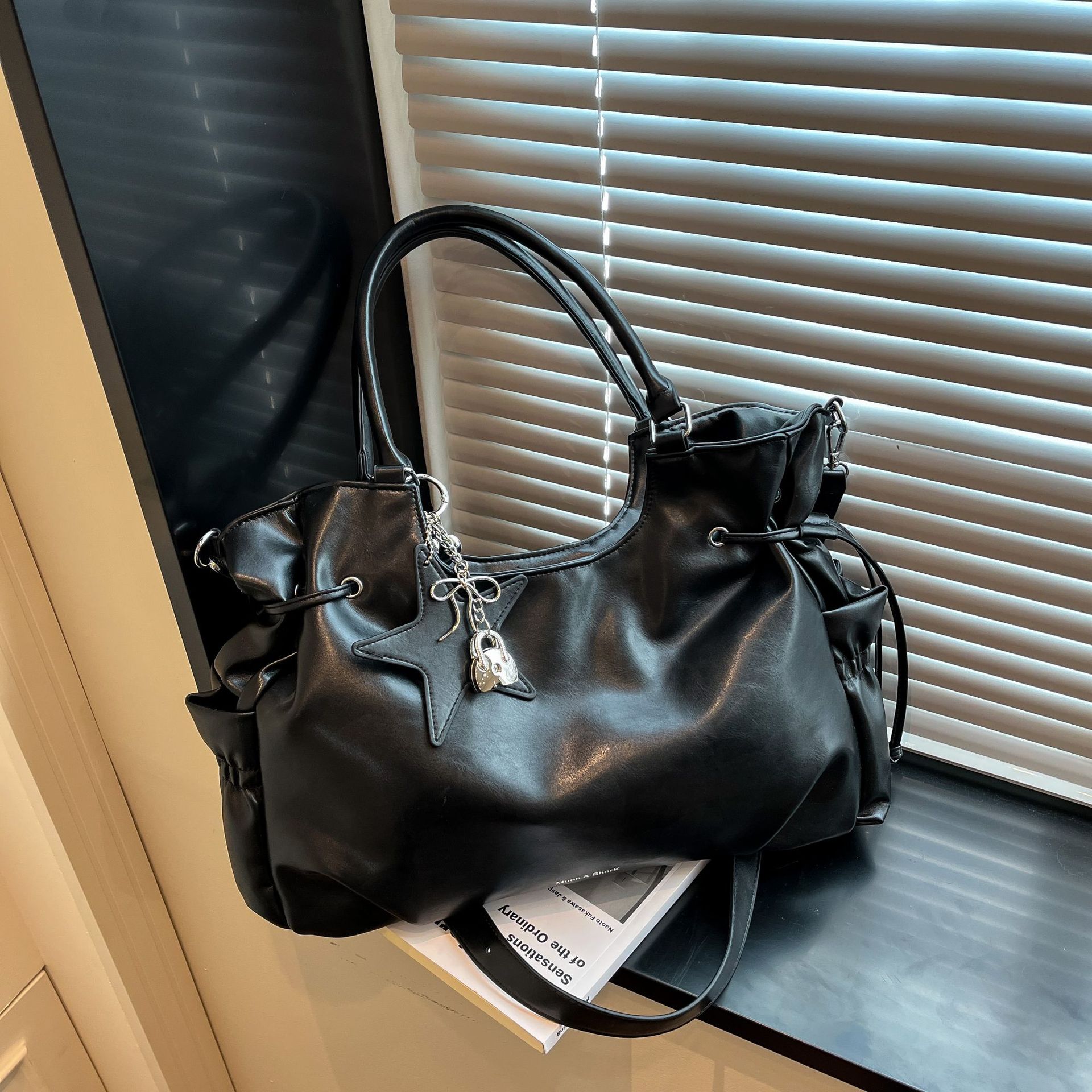 Large Capaci Casual Crossbody Bag for Women Autumn Winter Vintage 2026 New Sle Versatile Single Oulder Underarm Commute... чорний
Large Capaci Casual Crossbody Bag for Women Autumn Winter Vintage 2026 New Sle Versatile Single Oulder Underarm Commute... чорний