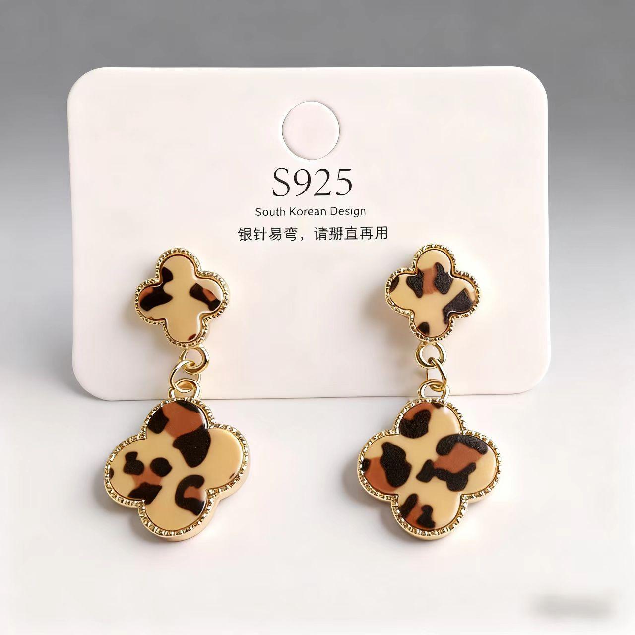 Унікальні сережки-цвяшки з леопардовим принтом у формі чотирилисника - Стильні сережки преміум-класу 2025 року леопард друку кольору
Унікальні сережки-цвяшки з леопардовим принтом у формі чотирилисника - Стильні сережки преміум-класу 2025 року леопард друку кольору