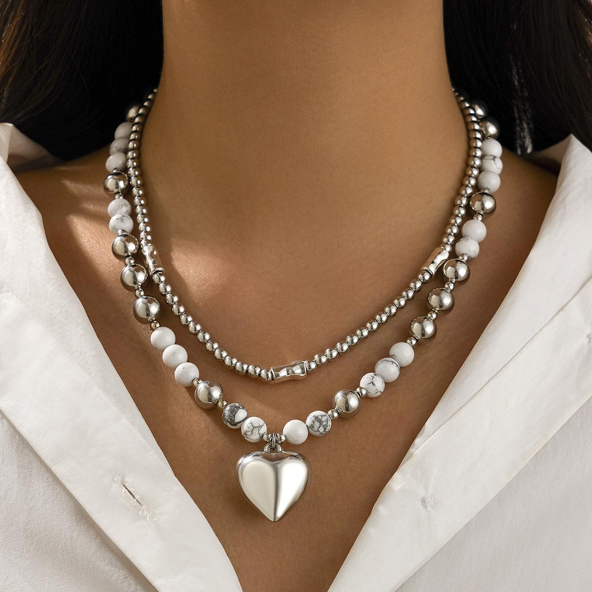 Simple love-shaped pendant necklace set, hip-hop personalized metal mixed-color round bead collarbone chain.
Simple love-shaped pendant necklace set, hip-hop personalized metal mixed-color round bead collarbone chain.