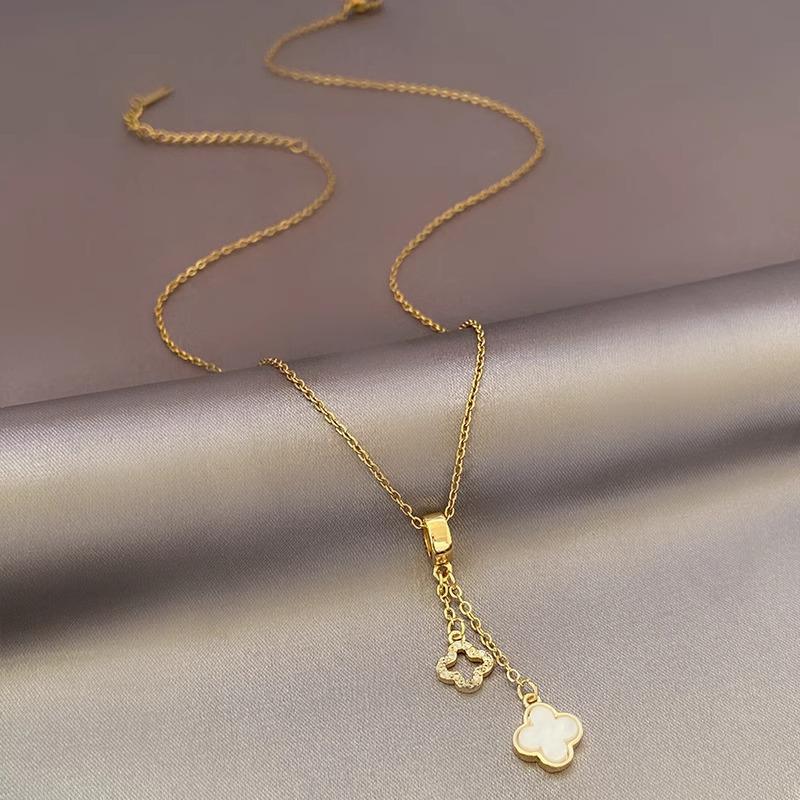 Copper-Plated Gold Four-Leaf Clover Tassel Pendant Necklace - Elegant, Minimalist, and Luxurious.
Copper-Plated Gold Four-Leaf Clover Tassel Pendant Necklace - Elegant, Minimalist, and Luxurious.