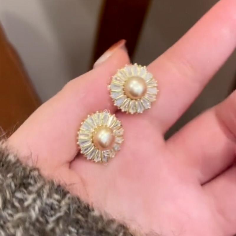 Silver needle zircon pearl round stud earrings European and American retro simple fashion temperament earrings light luxury high-end earrings women
Silver needle zircon pearl round stud earrings European and American retro simple fashion temperament earrings light luxury high-end earrings women