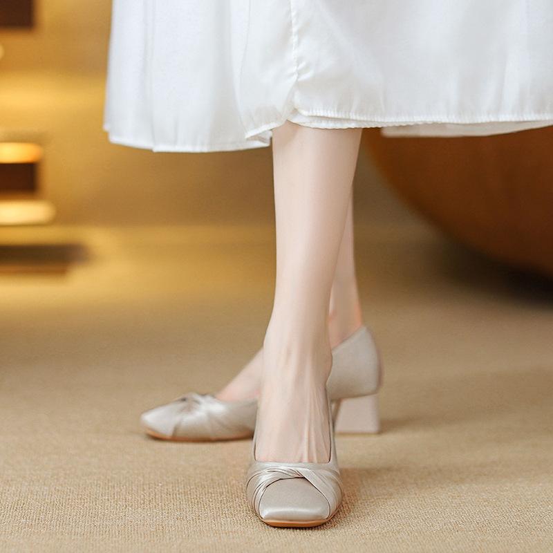 2025 new thick-heeled high-heeled shoes are not tired of commuting, square head satin single shoes are versatile and gentle, small fragrant women s 34
2025 new thick-heeled high-heeled shoes are not tired of commuting, square head satin single shoes are versatile and gentle, small fragrant women s 34