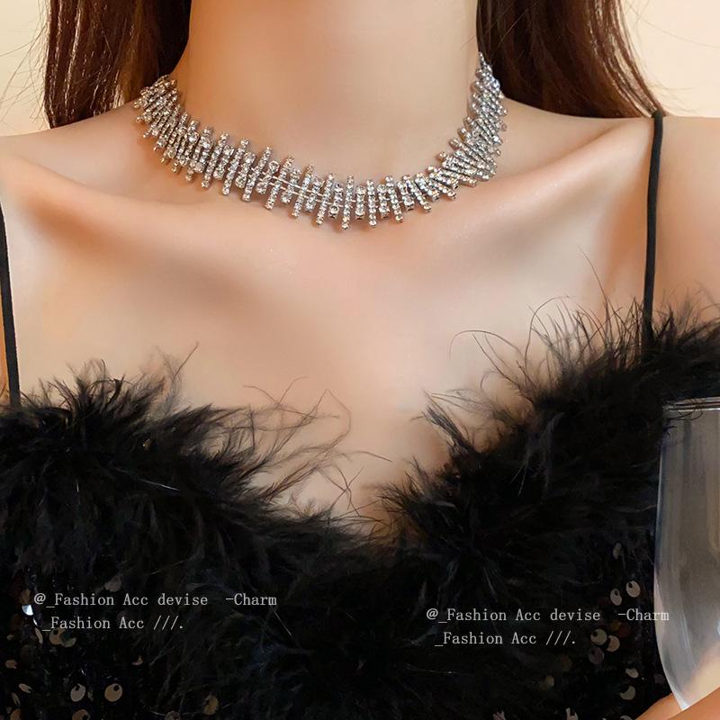Rhinestone Irregular Necklace: Korean Creative Clavicle Chain, Light Luxury Fashion Jewelry for Women
Rhinestone Irregular Necklace: Korean Creative Clavicle Chain, Light Luxury Fashion Jewelry for Women