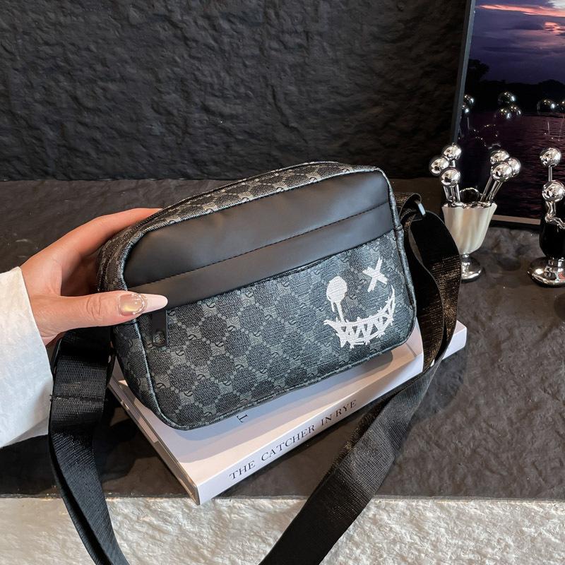 Autumn trend wide shoulder strap graffiti versatile small square bag women s personality leisure commuting fashion lightweight messenger bag чёрный
Autumn trend wide shoulder strap graffiti versatile small square bag women s personality leisure commuting fashion lightweight messenger bag чёрный