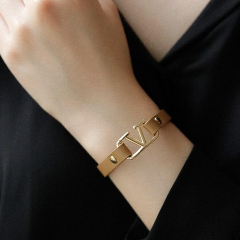 J.Lauren Leather Gold Pendant Point Leather Bracelet B0990 Camel
J.Lauren Leather Gold Pendant Point Leather Bracelet B0990 Camel