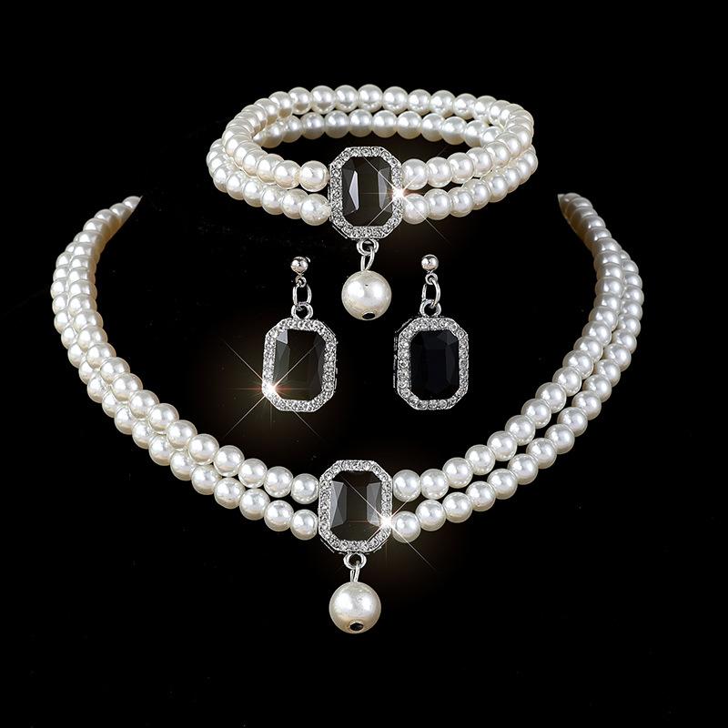 Vintage court elegant multi-layer imitation pearl necklace, stud earrings, bracelet set, neck chain, collarbone chain.
Vintage court elegant multi-layer imitation pearl necklace, stud earrings, bracelet set, neck chain, collarbone chain.