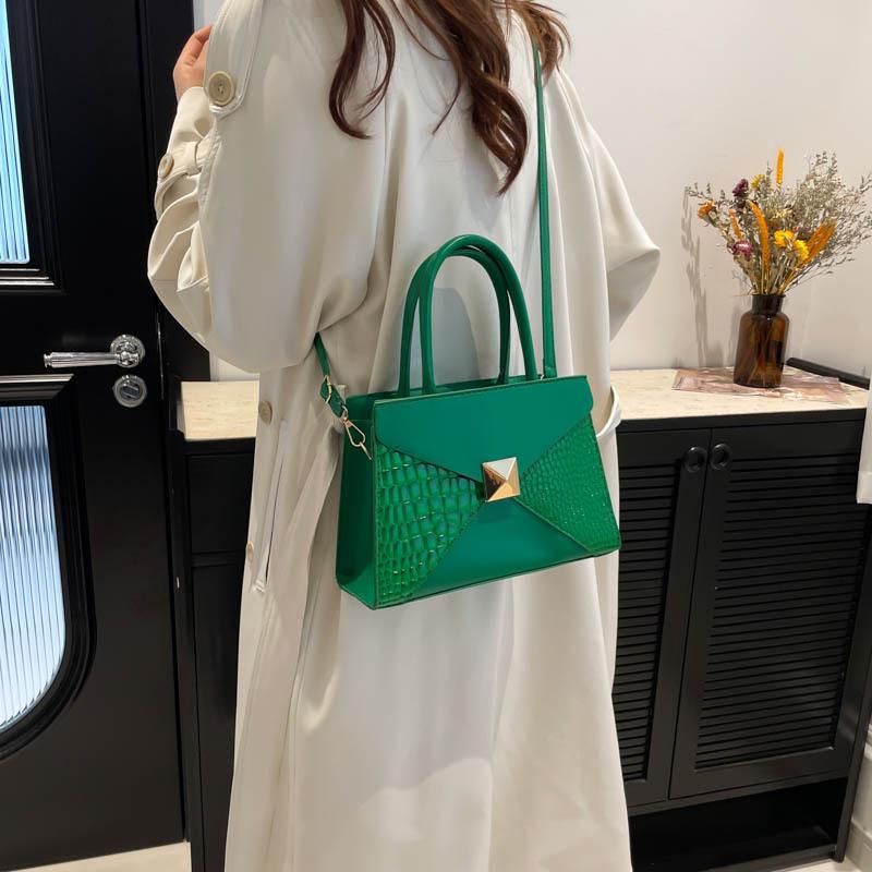 new solid color crocodile pattern autumn casual fashion splicing large capacity shoulder crossbody handbag чёрный
new solid color crocodile pattern autumn casual fashion splicing large capacity shoulder crossbody handbag чёрный