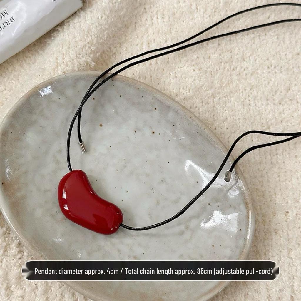Zhang Yue er Elegant Red Heart Necklace: European & American Style with Black Rope Chain
Zhang Yue er Elegant Red Heart Necklace: European & American Style with Black Rope Chain
