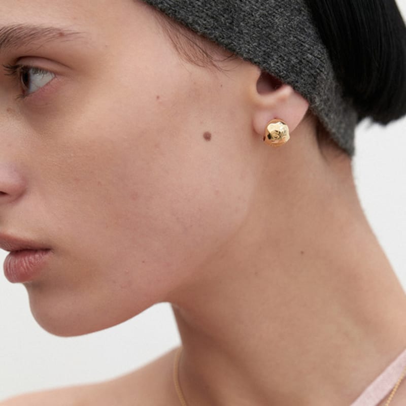 MIDNIGHT MOMENT invert onetouch earring - gold gold
MIDNIGHT MOMENT invert onetouch earring - gold gold