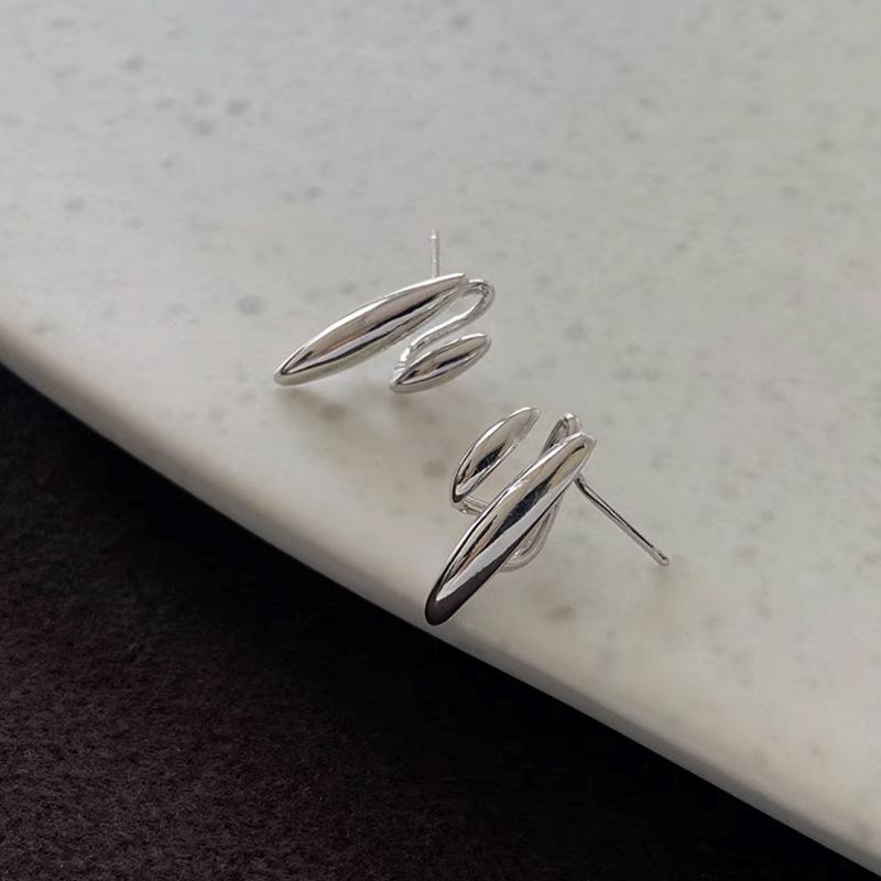 Женские металлические серьги-пусеты высокого класса в форме капли воды - Уникальный летний трендовый дизайн
Женские металлические серьги-пусеты высокого класса в форме капли воды - Уникальный летний трендовый дизайн