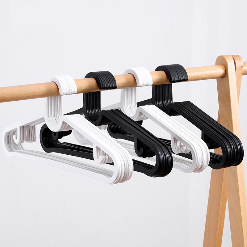 10pcs Simple Black And White Dry Clothes Hanger, Ready To Wear Plastic Hanger, Home Wardrobe Clothing Storage Rack
10pcs Simple Black And White Dry Clothes Hanger, Ready To Wear Plastic Hanger, Home Wardrobe Clothing Storage Rack