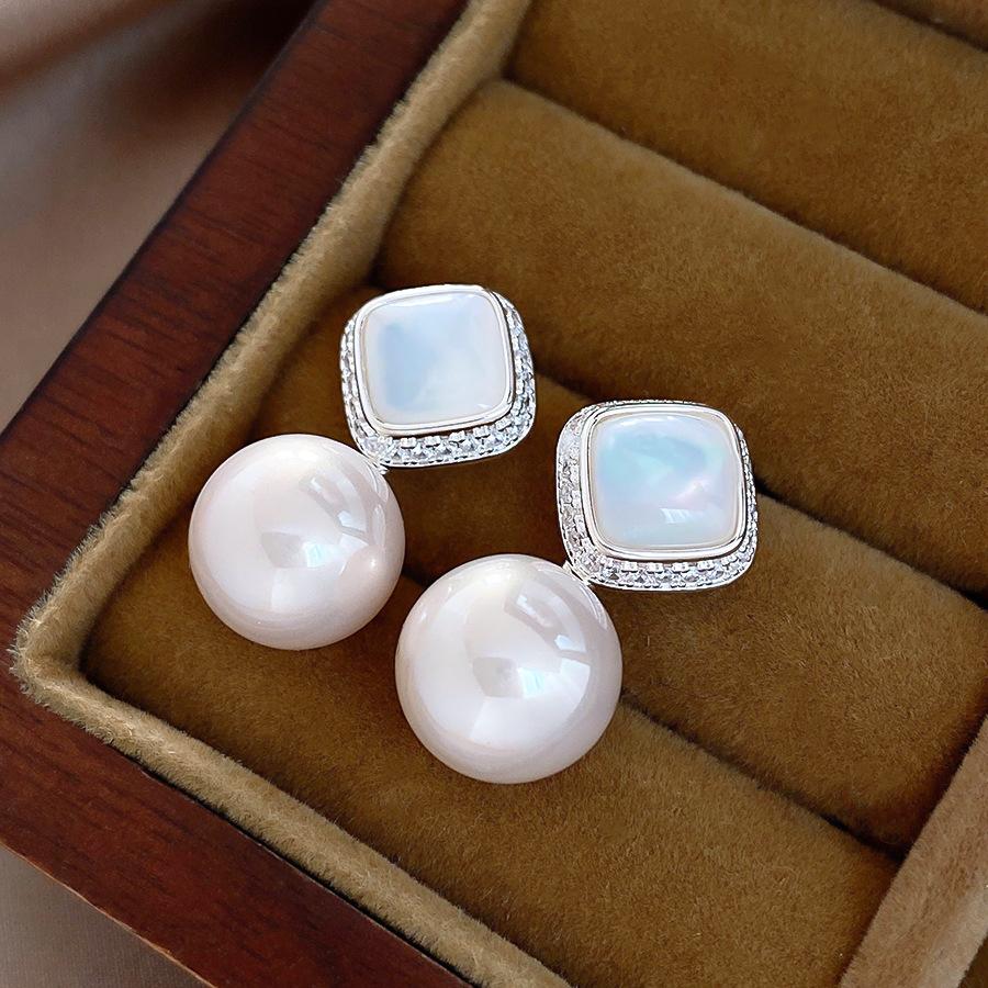 French Retro Earrings, Fashionable and Exquisite Temperament Earrings, Light Luxury and High-end Earrings for Women
French Retro Earrings, Fashionable and Exquisite Temperament Earrings, Light Luxury and High-end Earrings for Women