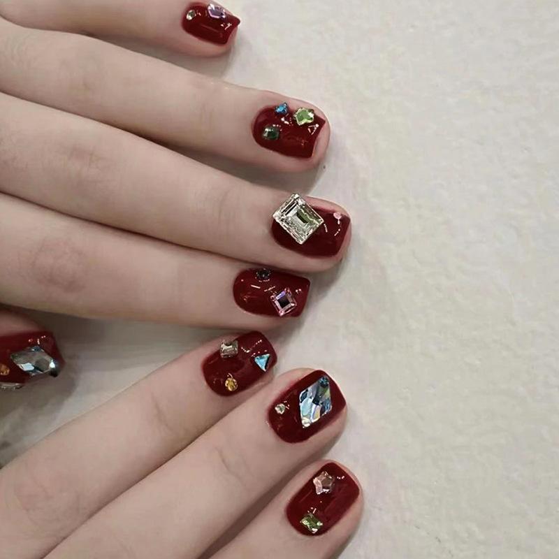 Осенние шоу Baijiu Red Bright Love Stars Diamond Накладные ногти Европейский и американский стиль Ношение нейл-арта
Осенние шоу Baijiu Red Bright Love Stars Diamond Накладные ногти Европейский и американский стиль Ношение нейл-арта