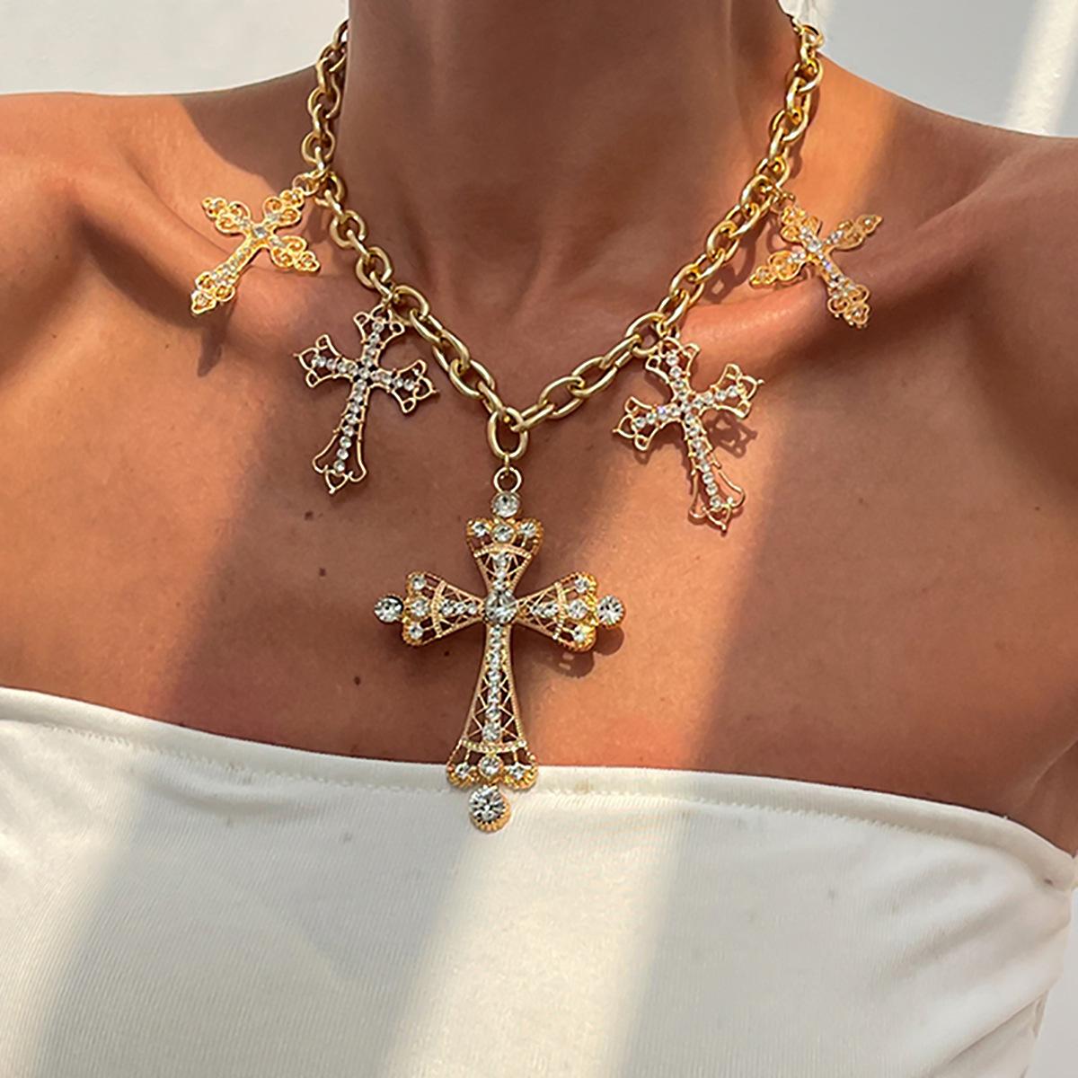 Accessories, personalized hip-hop metal wind neck chain women, retro diamond-set exaggerated cross pendant necklace
Accessories, personalized hip-hop metal wind neck chain women, retro diamond-set exaggerated cross pendant necklace