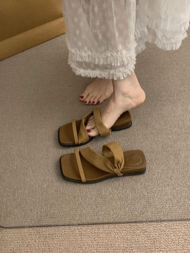 Thick-soled square head with cool slippers for women s summer wear 2025 new French retro open-toed wedge sandals for women s shoes 40
Thick-soled square head with cool slippers for women s summer wear 2025 new French retro open-toed wedge sandals for women s shoes 40