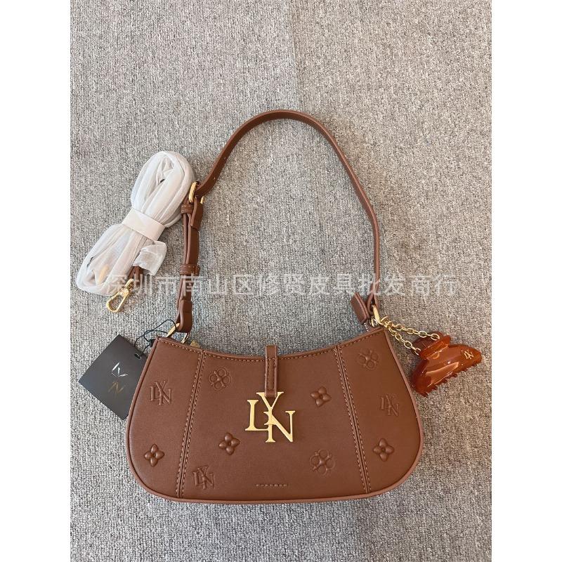 LYN ACCS new hairpin pendant plum blossom splicing baguette bag portable shoulder messenger women s bag
LYN ACCS new hairpin pendant plum blossom splicing baguette bag portable shoulder messenger women s bag