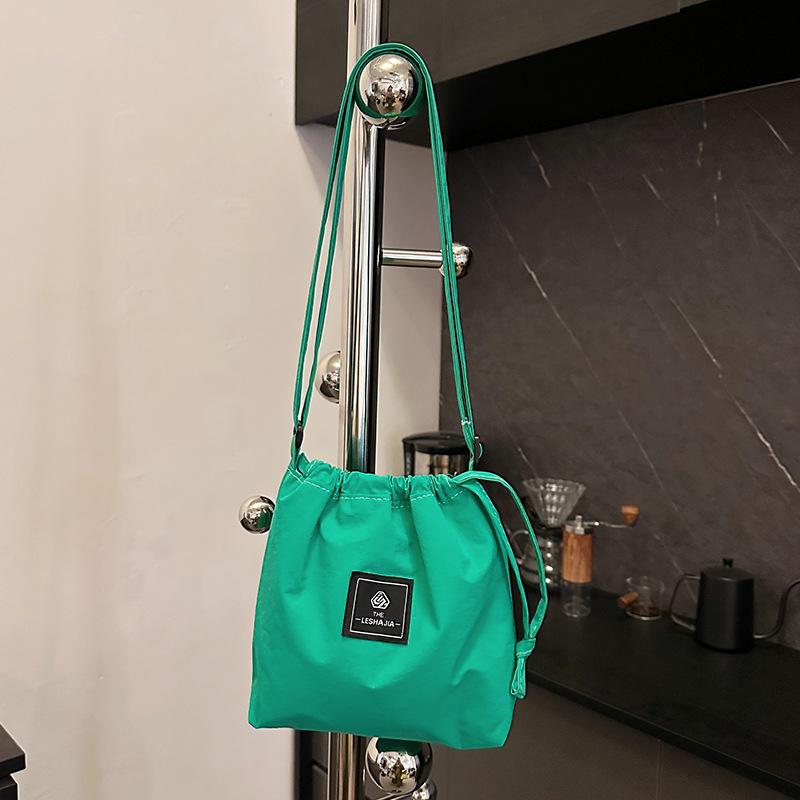Mobile phone bag women s simple versatile drawstring messenger bag trendy brand shoulder bag leisure sports nylon bag бірюзовий
Mobile phone bag women s simple versatile drawstring messenger bag trendy brand shoulder bag leisure sports nylon bag бірюзовий