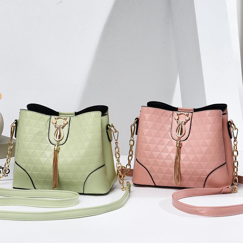 Bags Crossbody bags Versatile women s 2025 new Korean trendy simple and fashionable shoulder bags Large capacity bucket bags Women s bags
Bags Crossbody bags Versatile women s 2025 new Korean trendy simple and fashionable shoulder bags Large capacity bucket bags Women s bags