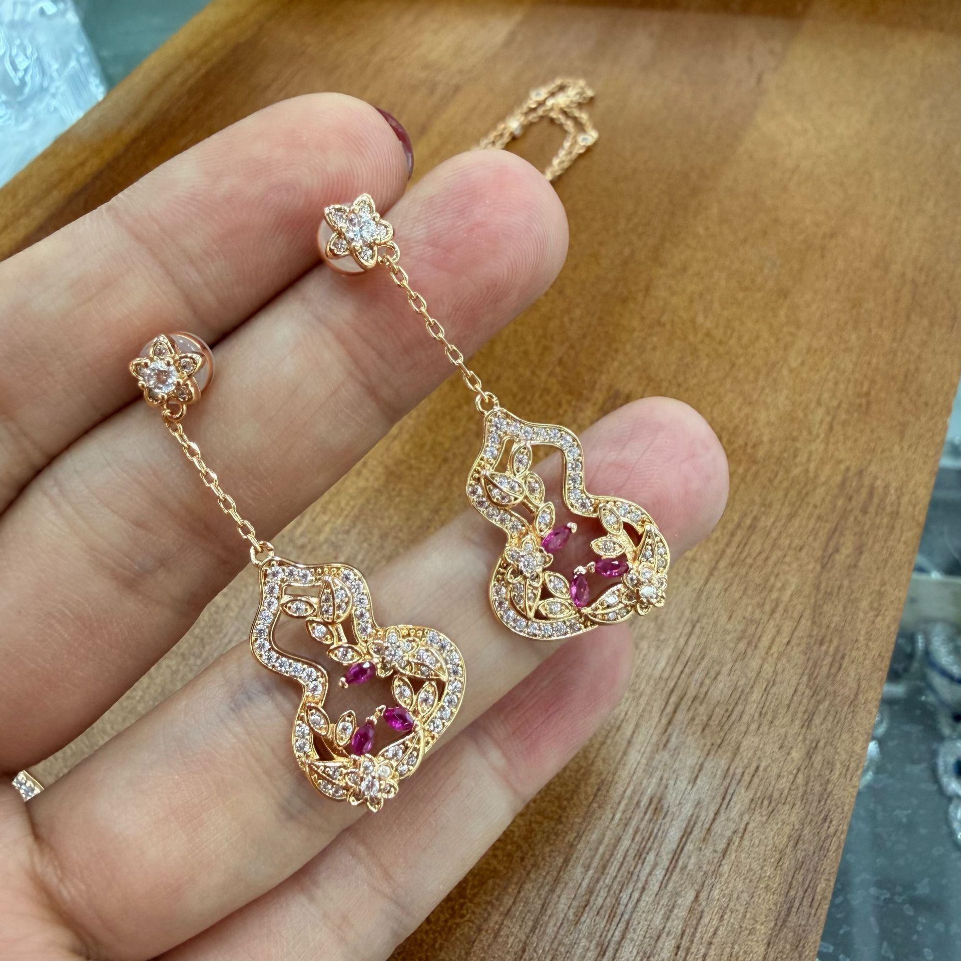 Medieval Style Flower Vine Red Lace Gourd Necklace Ruyi Hollow Collarbone Chain Hair Ruyi National Style
Medieval Style Flower Vine Red Lace Gourd Necklace Ruyi Hollow Collarbone Chain Hair Ruyi National Style