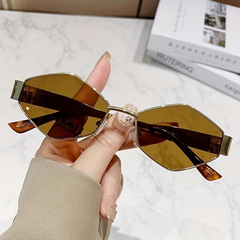 Elegant Women s and Men s Polygonal Fashion Glasses with Metal Frame Suitable for Trendy Accessories
Elegant Women s and Men s Polygonal Fashion Glasses with Metal Frame Suitable for Trendy Accessories