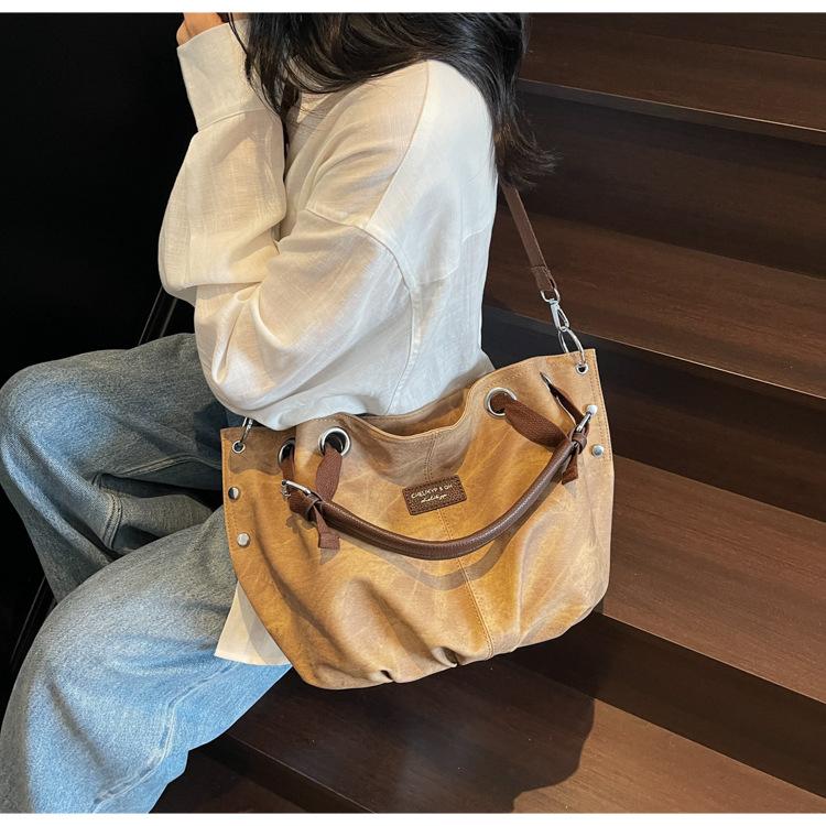 Retro large-capacity portable tote bag 2025 new fashion pleated bag casual shoulder messenger bag чорний
Retro large-capacity portable tote bag 2025 new fashion pleated bag casual shoulder messenger bag чорний