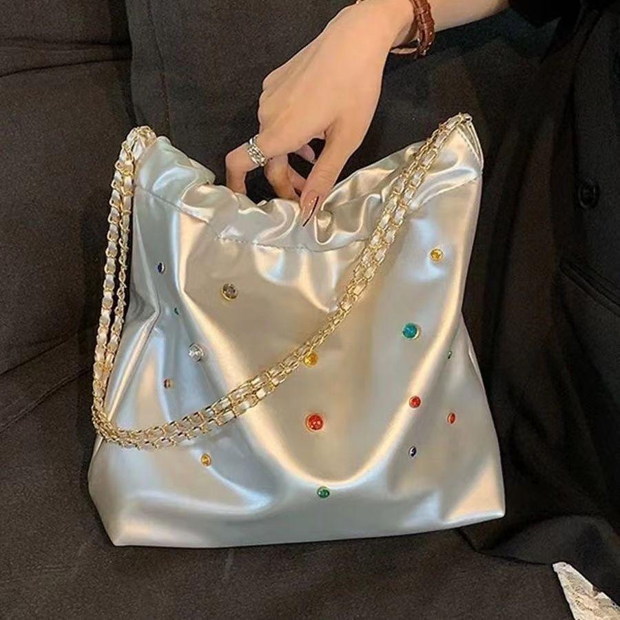 Сумка-цепочка Большой вместимости Мешок для мусора Сумка-тоут для поездок на работу Ведро для воды На плечо и подмышку Женская bag + shoulder strap серебряный
Сумка-цепочка Большой вместимости Мешок для мусора Сумка-тоут для поездок на работу Ведро для воды На плечо и подмышку Женская bag + shoulder strap серебряный