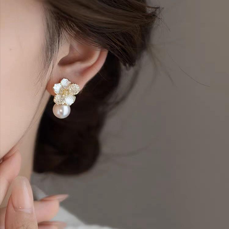 Diamond-Set White Flower Earrings, Light Luxury High-End Earrings In Design, Versatile Camellia Earrings In Temperament
Diamond-Set White Flower Earrings, Light Luxury High-End Earrings In Design, Versatile Camellia Earrings In Temperament