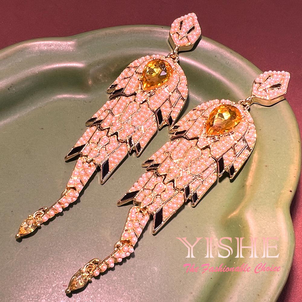Vintage Rhinestone Feather Bead Earrings - Western Antique Style, Long & Exaggerated, European & American Niche Jewelry. золотой
Vintage Rhinestone Feather Bead Earrings - Western Antique Style, Long & Exaggerated, European & American Niche Jewelry. золотой