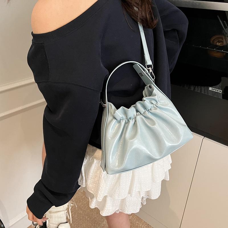 Niche design hand-carried bucket bag women s 2025 new summer fashion high-end sense versatile shoulder messenger bag чёрный
Niche design hand-carried bucket bag women s 2025 new summer fashion high-end sense versatile shoulder messenger bag чёрный