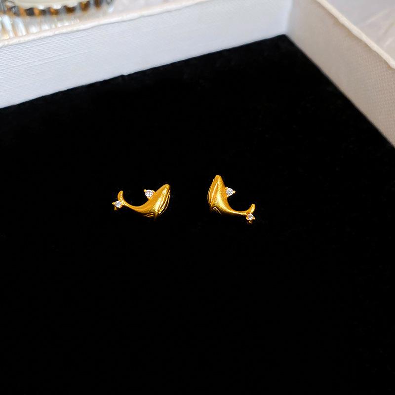 Маленькие серьги-пусеты из стерлингового серебра с цирконом в виде кита - Геометричный и милый дизайн для женщин
Маленькие серьги-пусеты из стерлингового серебра с цирконом в виде кита - Геометричный и милый дизайн для женщин