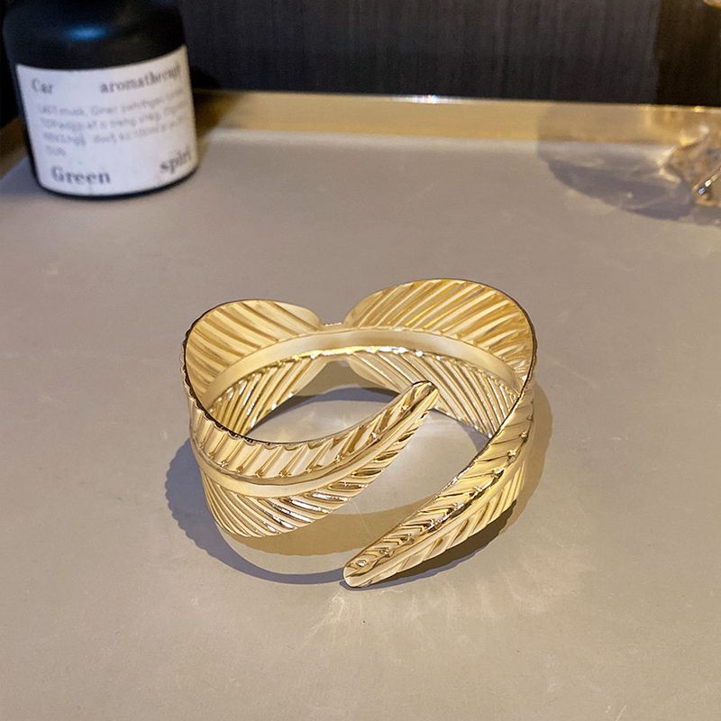 Exaggerated Gold Arm Bracelet with Exotic Style for Travel Photography, Trendy and Cool Bracelet, Vacation Style Metal Accessory Leaf Bracelet
Exaggerated Gold Arm Bracelet with Exotic Style for Travel Photography, Trendy and Cool Bracelet, Vacation Style Metal Accessory Leaf Bracelet