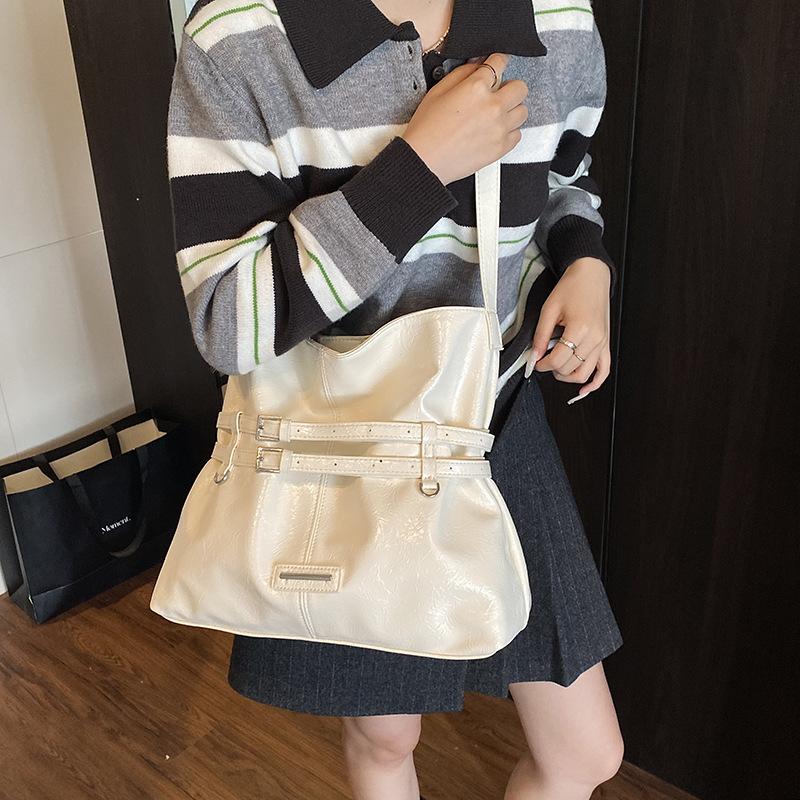 2025 новая осенне-зимняя ретро наплечная сумка большой вместимости из масляной вощеной кожи, сумка-тоут для поездок на работу, крутая наплечная сумка в стиле локомотив 36*12.5*30 белый
2025 новая осенне-зимняя ретро наплечная сумка большой вместимости из масляной вощеной кожи, сумка-тоут для поездок на работу, крутая наплечная сумка в стиле локомотив 36*12.5*30 белый